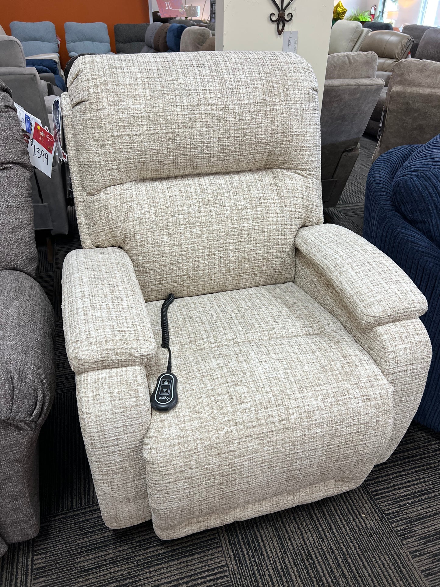 Best Home Furnishings Maverly Lift Chair