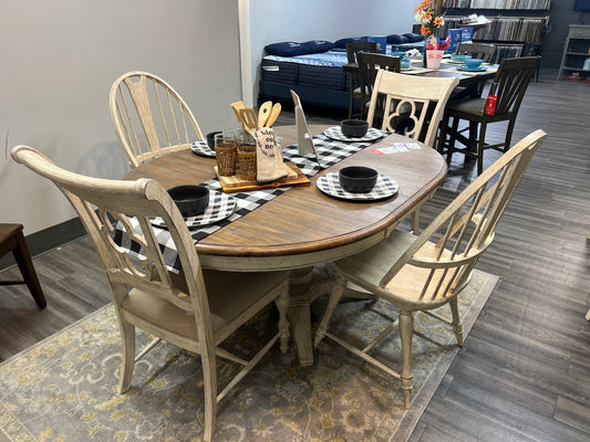 Kincaid Weatherford Round Table & 4 Chairs