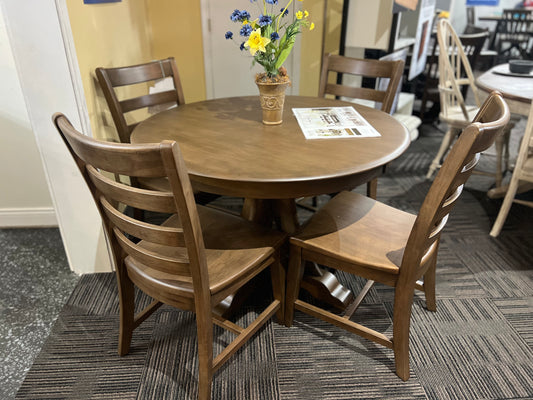 Kincaid Kafe Round Table & 4 Chairs Latte Finish